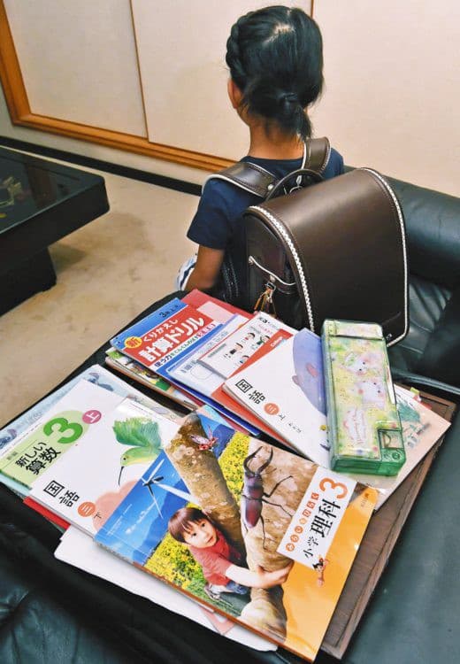 Khám phá chiếc cặp của học sinh Nhật Bản: Bên trong chứa đựng cả 