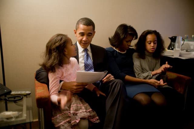 Cựu Tổng thống Obama: “Tôi không thể làm tổng thống cả đời nhưng tôi phải làm cha cả đời”