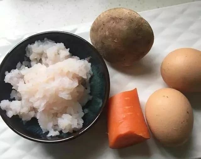 Chỉ với 2 quả trứng, cà rốt, tôm và nấm là đã có bữa ăn sáng thơm ngon, bổ dưỡng cho bé yêu rồi