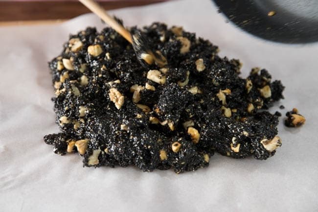 Học ngay cách làm kẹo mè đen thơm lừng, giòn ngon càng ăn càng ghiền