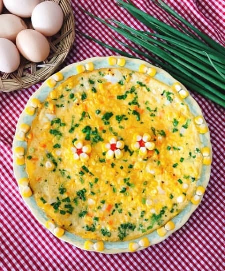 10 phút có ngay món trứng chiên ngô ngọt thơm cho ngày bận rộn