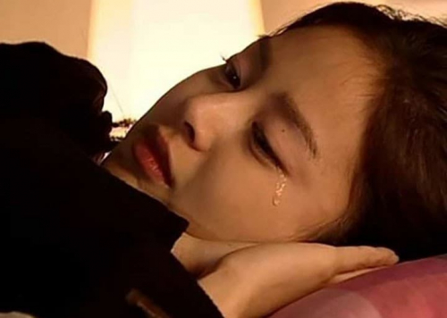 Chồng đi công tác, nửa đêm nghe tiếng gõ cửa dồn dập nên tôi sợ hãi cầm sẵn thanh gỗ, để rồi phải rụng rời khi nhìn rõ người đàn ông tả tơi ngoài cửa