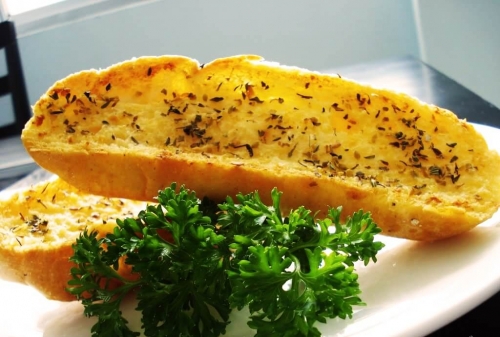 Cách làm bánh mì bơ tỏi bằng chảo, lò vi sóng đơn giản