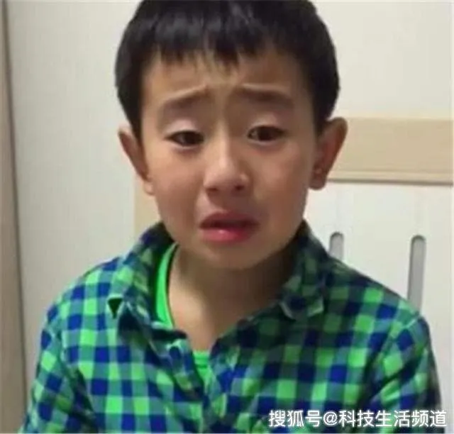 Cậu bé tiểu học khóc lóc vì mẹ sắp sinh em bé: “Rồi con sẽ chết để mẹ chỉ lo cho em”