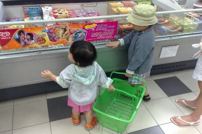 Dắt con nhỏ đi chợ, đứa bé nghịch nát miếng đậu phụ và phản ứng đáng nể của người mẹ