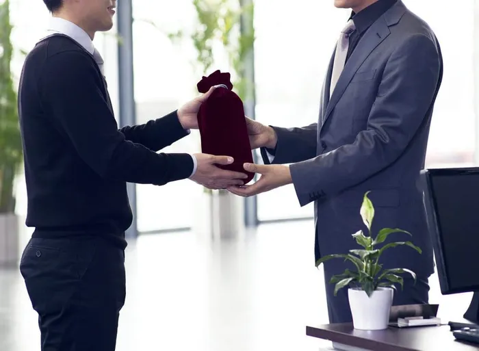 5 bước gây ấn tượng với khách hàng bằng quà tặng