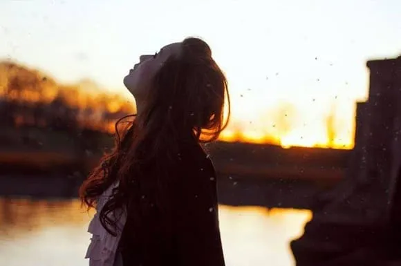 Trải qua nỗi đau thất tình: Chẳng nên dại khờ yêu ai hết lòng?