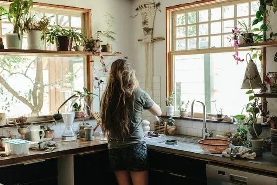 Một mình lấp kín mọi nỗi buồn bằng sự lặng im...