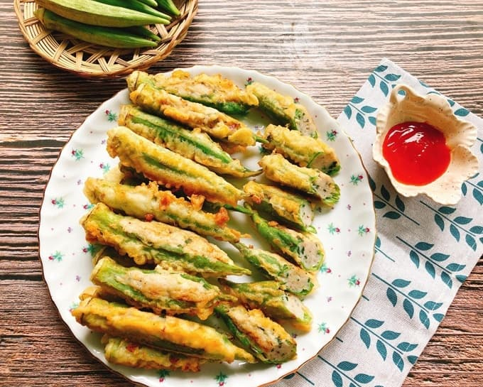 10 phút có ngay đậu bắp nhồi cá chiên giòn, ngon 'quên sầu'