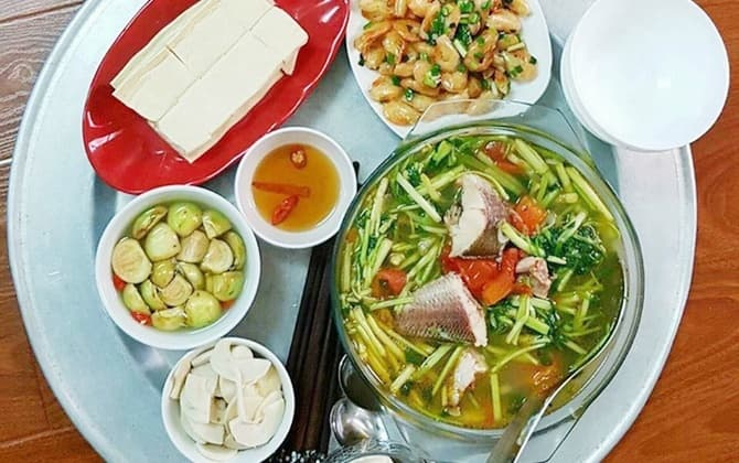 Chồng vào bếp nấu mâm cơm 5 món tươm tất vẫn bị vợ trẻ than vãn, biết lý do ai cũng phì cười