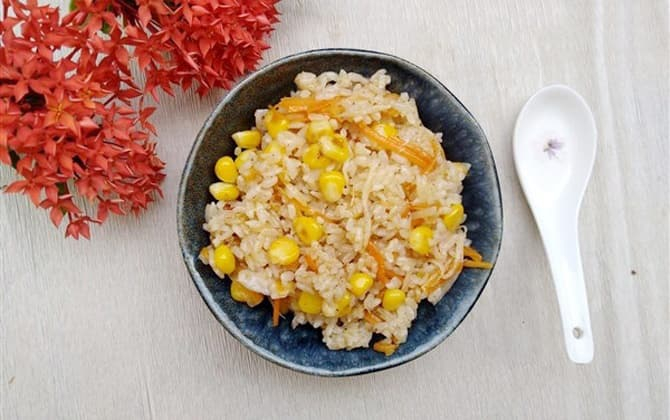 Cơm chiên rau củ nhanh 'thần tốc' cho bữa sáng, bé nào cũng mê tít