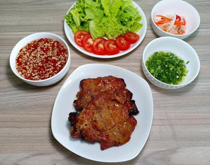 Cơm sườn cốt lết nướng mật ong ngọt thơm thế này cả nhà tranh nhau ăn