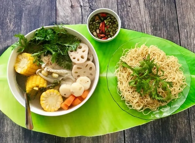 Ngày mưa nấu canh gà nấu ngũ sắc thơm ngon, mát bổ tuyệt vời