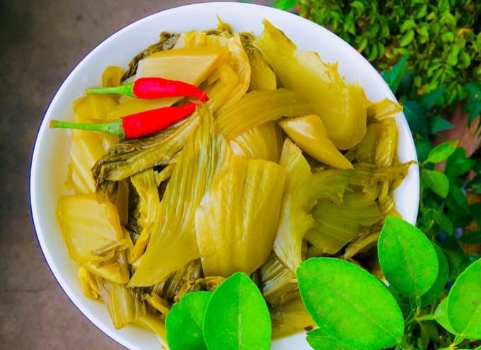 Mẹo muối cải chua vàng ươm, giòn sần sật không phải ai cũng biết