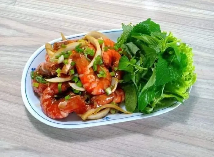 Tôm sốt hành tây ngọt thơm thế này cả nhà 'vét sạch nồi cơm' trong tích tắc