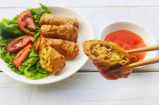 Váng đậu giờ có thể làm chả giò chiên giòn rụm, thơm ngon thế này cơ mà