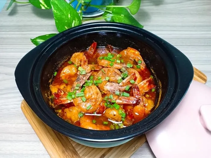 Thịt kho tàu xưa rồi, bây giờ phải làm tôm kho tàu mới gọi là cực ngon