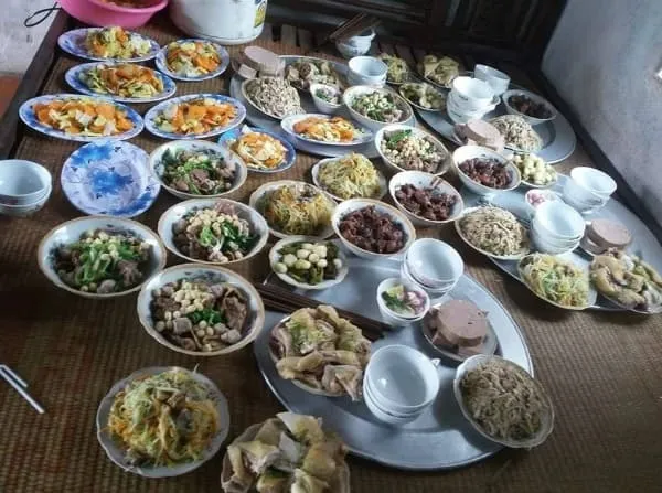 Nhìn mâm cỗ Tết thịnh soạn thế này, mấy ai ngờ nỗi khốn khổ 