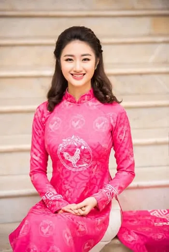 Bên cạnh ý nghĩa nguồn gốc của màu sắc, sở thích và phong cách cá nhân thì chọn màu sắc thời trang dịp Tết cần chú ý đến yếu tố phong thủy.