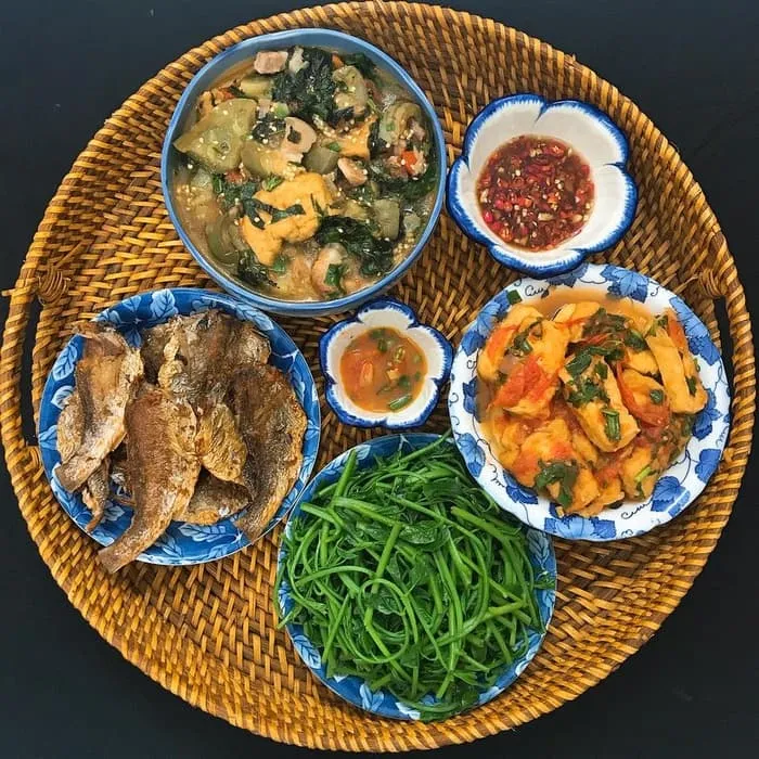 Mê tít mâm cơm đã ngon lại đẹp của mẹ đảm Hà thành, kéo cả chồng lẫn hai con trai vào bếp
