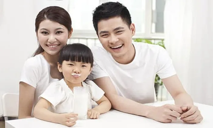 Vì sao nhiều người uống sữa bị đầy hơi, đau bụng