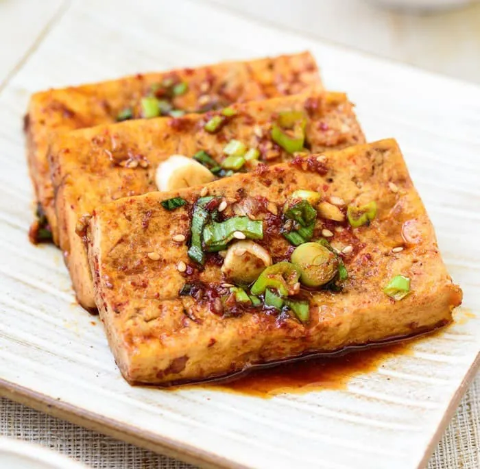 Sốt cà chua mãi cũng chán, vợ đem đậu phụ sốt kiểu này chồng tưởng ăn ở hàng sang chảnh