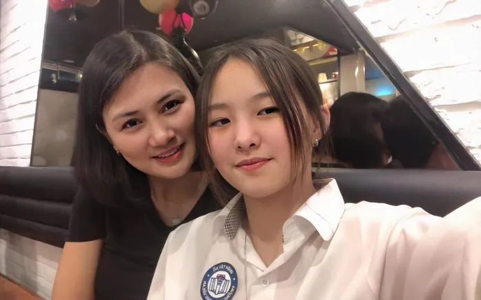 Con gái xinh như hoa của 