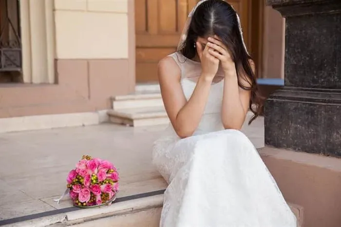 Thấy mẹ mặc váy cưới, con gái tôi khẽ khàng níu tà váy hỏi một câu khiến tôi nước mắt chảy dài