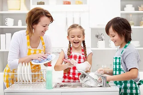 Chỉ cần mẹ thử 3 mẹo nhỏ này, con sẽ thích rửa chén đĩa ngay
