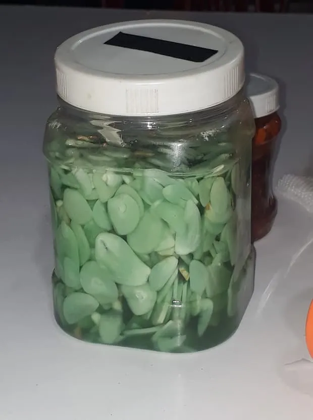 Anh chàng đi ăn phở thấy lọ giấm tỏi màu xanh liền đăng bài “bóc phốt”, dân mạng lại có phản ứng trái ngược