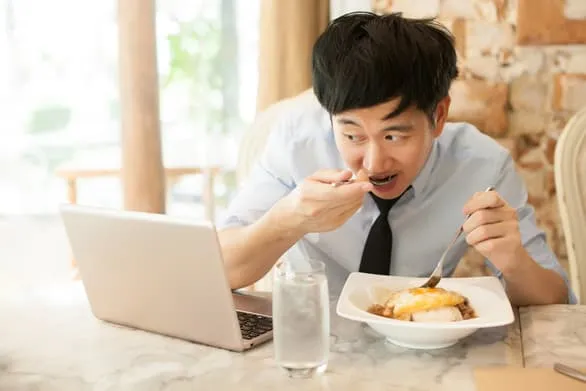 Ăn uống thế nào để không 'đột quỵ' trên bàn làm việc