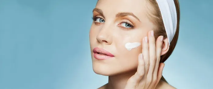 Đi tìm lời đáp cho câu hỏi: Có nên bôi kem dưỡng ẩm vào ban đêm?