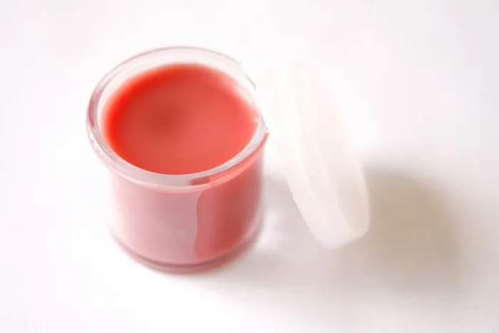 Tự làm son dưỡng môi có màu bằng nguyên liệu thiên nhiên