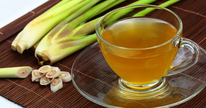 Mẹ tự làm tinh dầu sả chanh có mùi thơm tự nhiên, giúp khử trùng nhà cửa thông thoáng hơn