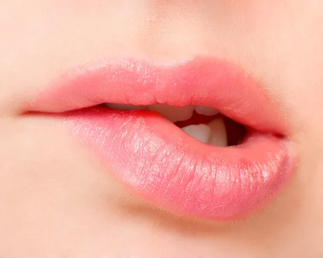Cách giúp bạn có đôi môi hồng căng bóng tự nhiên