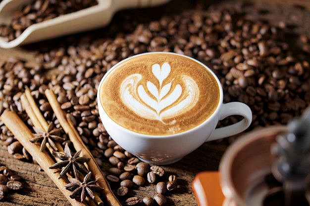 Uống cà phê hay trà xanh buổi sáng có lợi cho sức khỏe hơn?