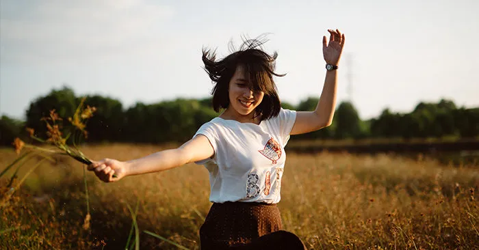 Không nghĩ quẩn, bớt mong cầu, hãy học cách nâng niu chính mình