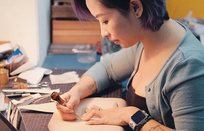 Khởi nghiệp với nghề điêu khắc da bò nhờ món quà người bạn