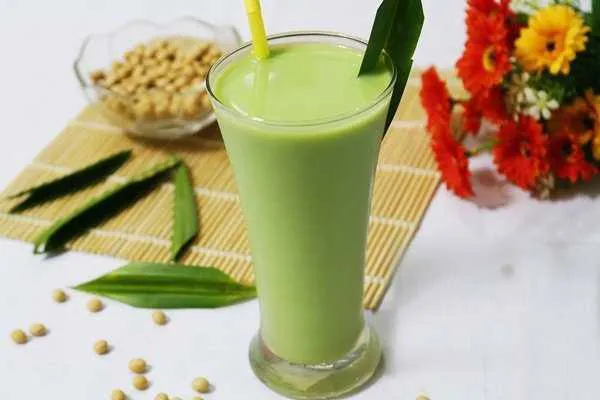Cách nấu sữa đậu nành và lá dứa